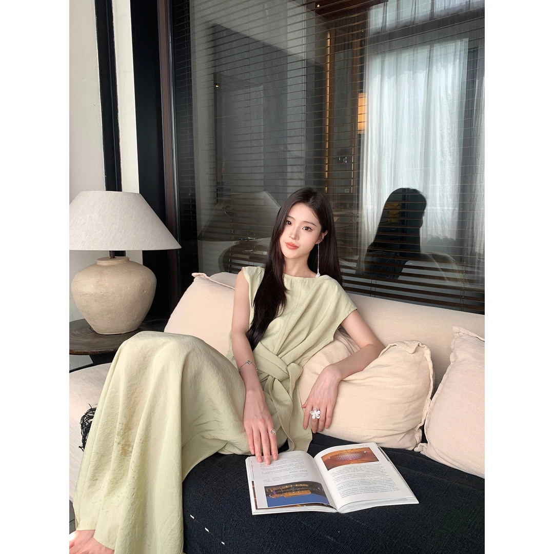 温柔风白色褶皱短袖连衣裙女2025新款夏季修身设计感休闲独特长裙