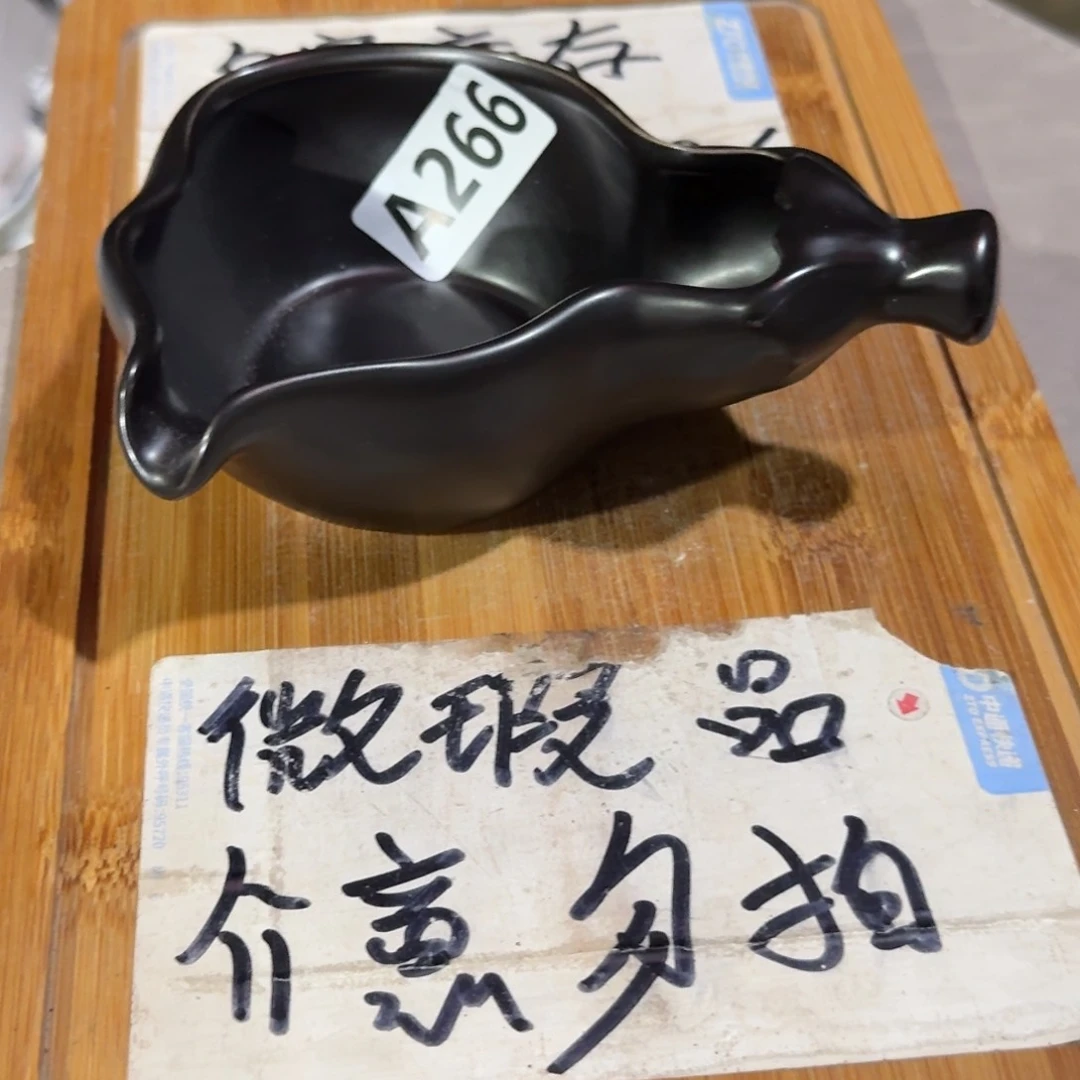 微瑕疵介意勿拍陶瓷器皿