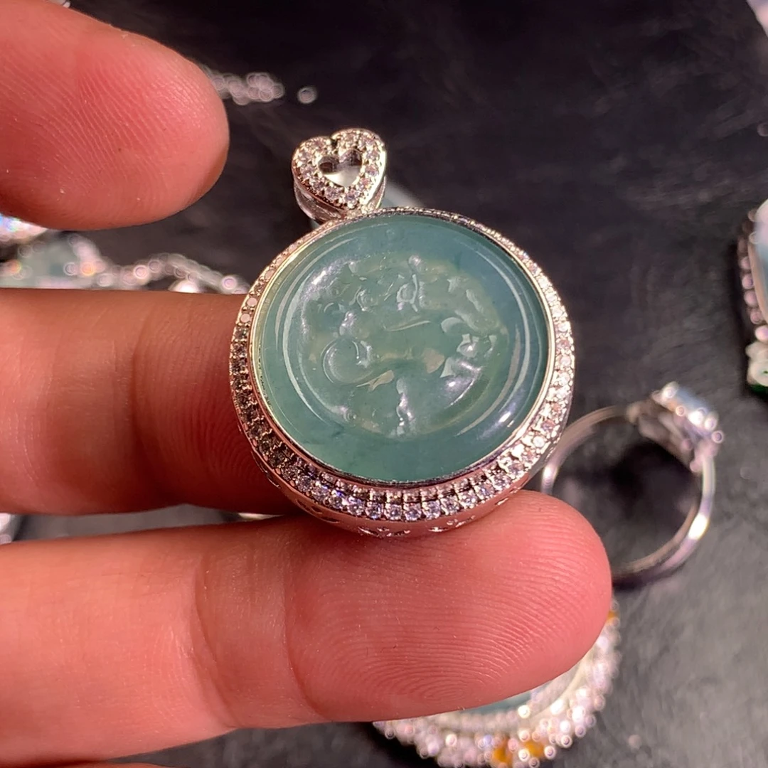 翡翠未镶嵌颈饰麒麟