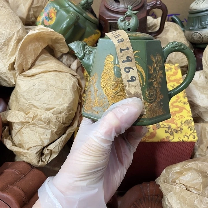 紫砂茶壶原矿泥料，手工制作的一把紫砂壶。