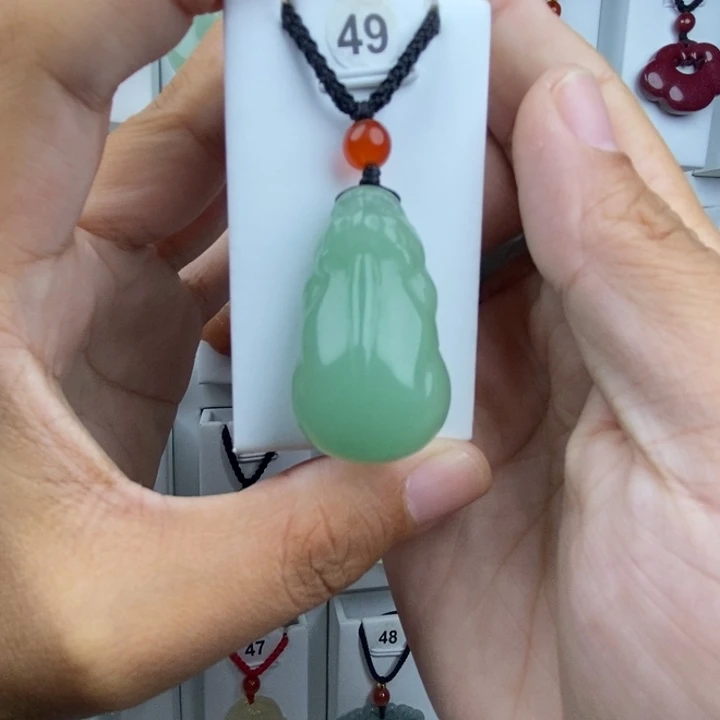 生***就石英质玉未镶嵌颈饰