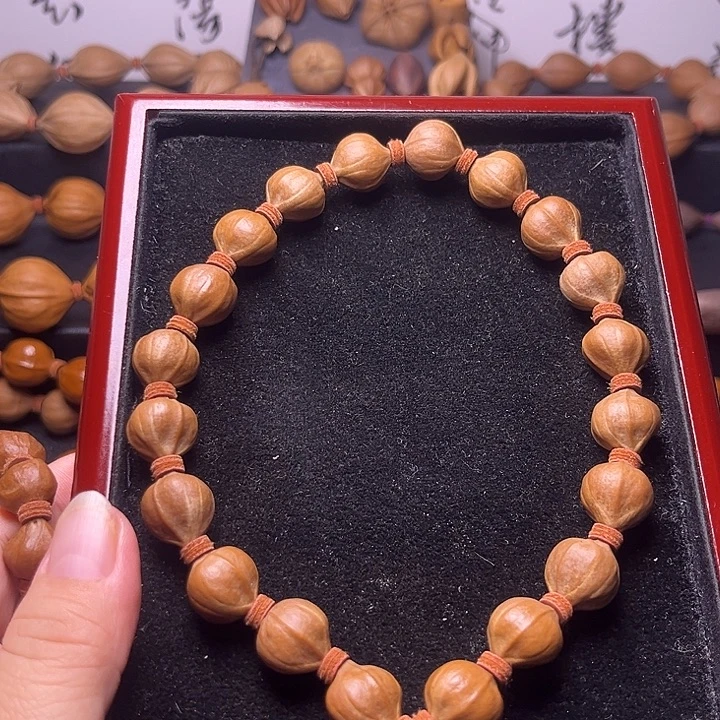 橄榄核吊坠梅林蜜桃臀13.13手持