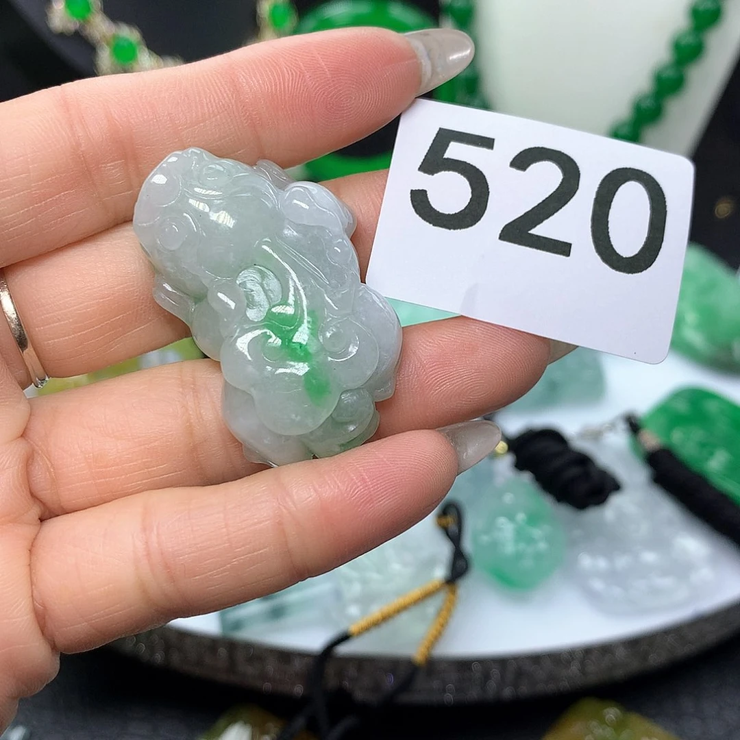 翡翠吊坠(赠链)未镶嵌
