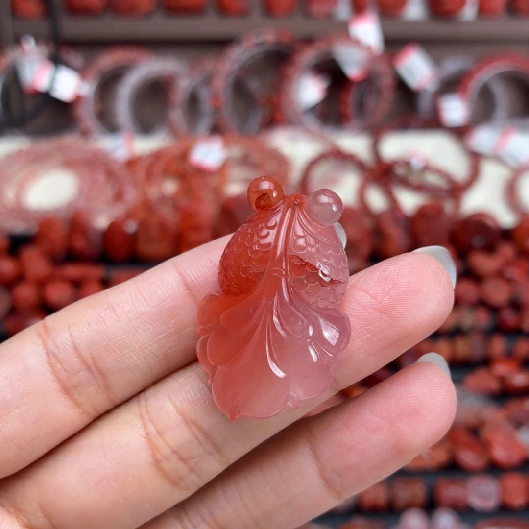 南红玛瑙未镶嵌颈饰金鱼吊坠