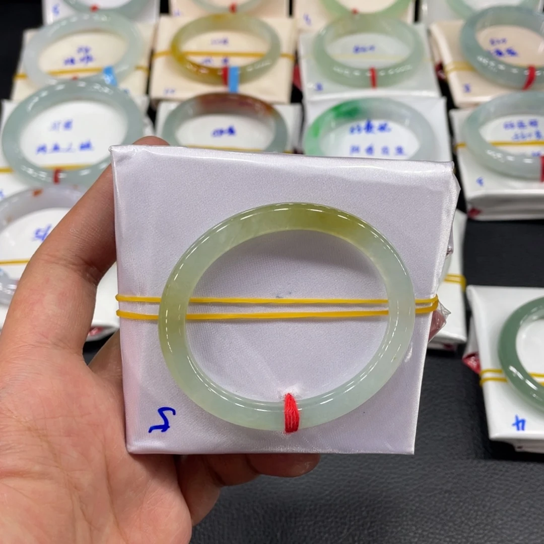 翡翠手镯未镶嵌天然翡翠