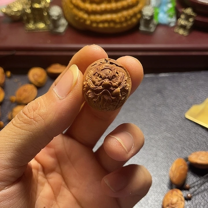 虎***吟大桃核雕刻瑕疵钟馗头单籽