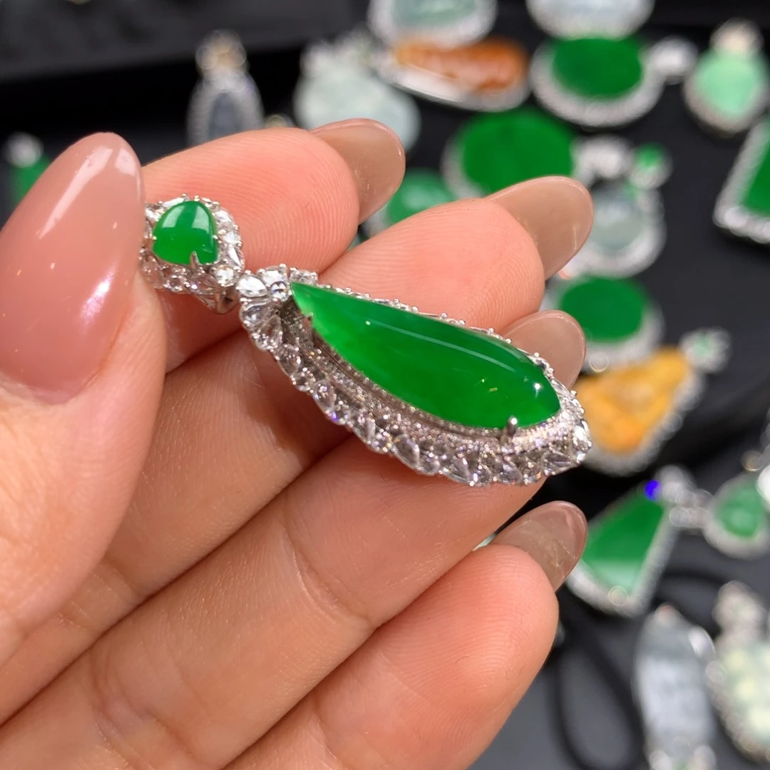 翡翠颈饰18K金镶嵌随形