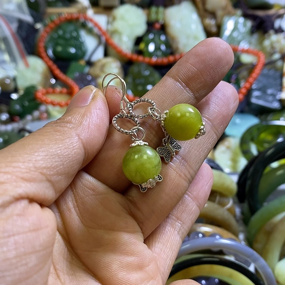 未镶嵌岫玉耳环一对