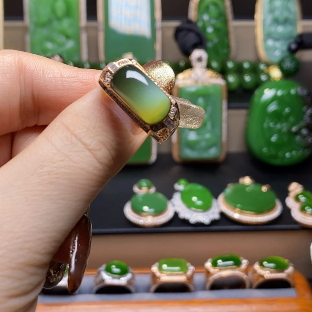 逸***间和田玉18K金镶嵌颈饰