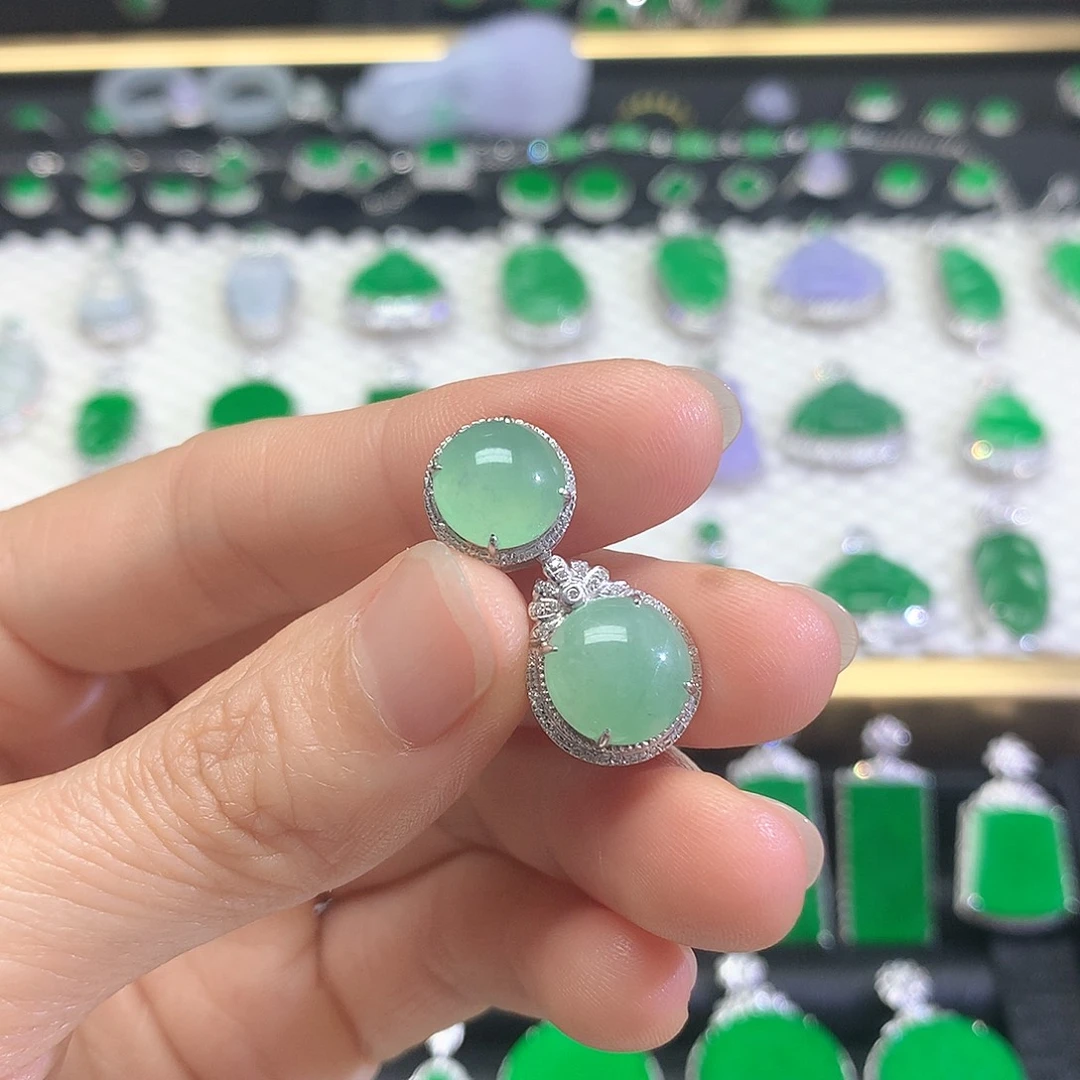 颈饰18K金镶嵌翡翠吊坠