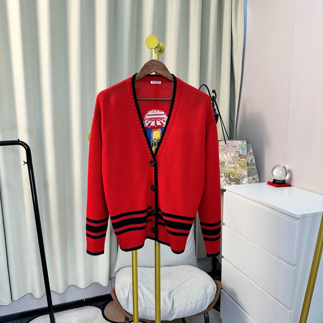 99新 MIU MIU/缪缪 红色背后logo开衫 42码