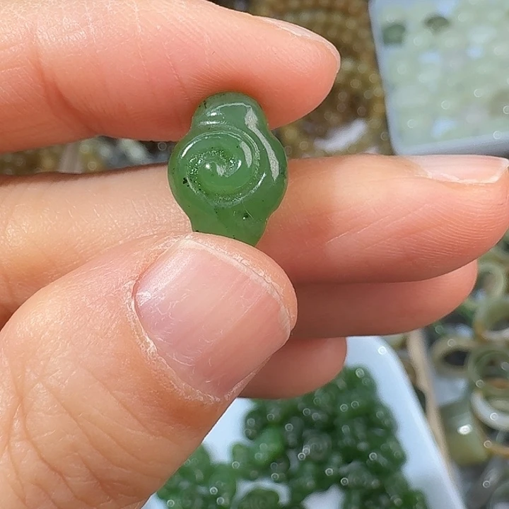 和田玉（碧玉）未镶嵌颈饰立孔