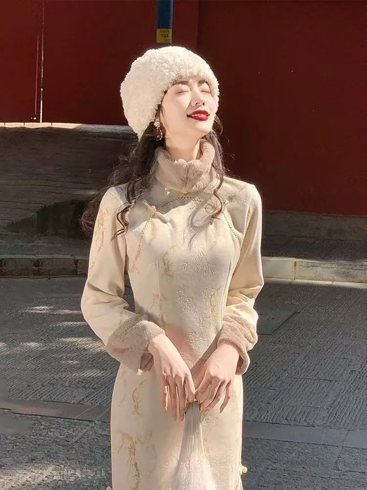 1599 (蝶恋香) 米色 提花（毛领可拆卸）旗袍