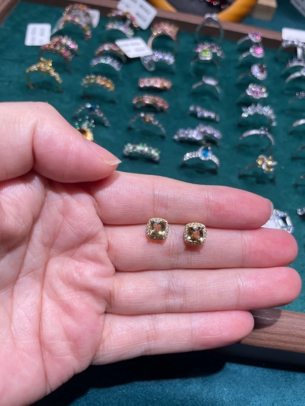 黄水晶耳钉，通透度特别好，百搭时尚