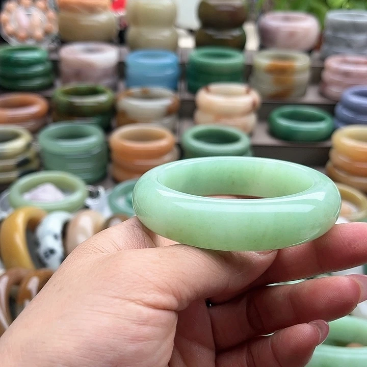 石英质玉手镯未镶嵌两***?