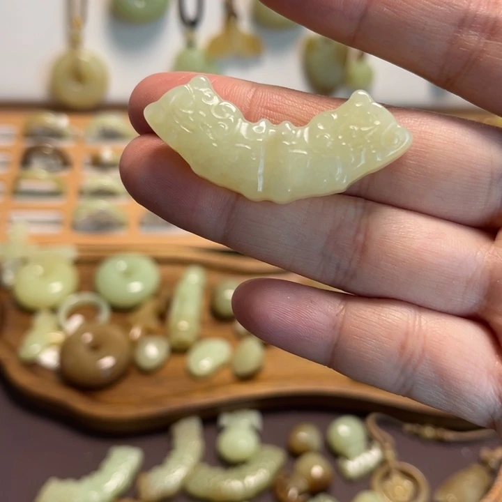 有***紫和田玉未镶嵌颈饰