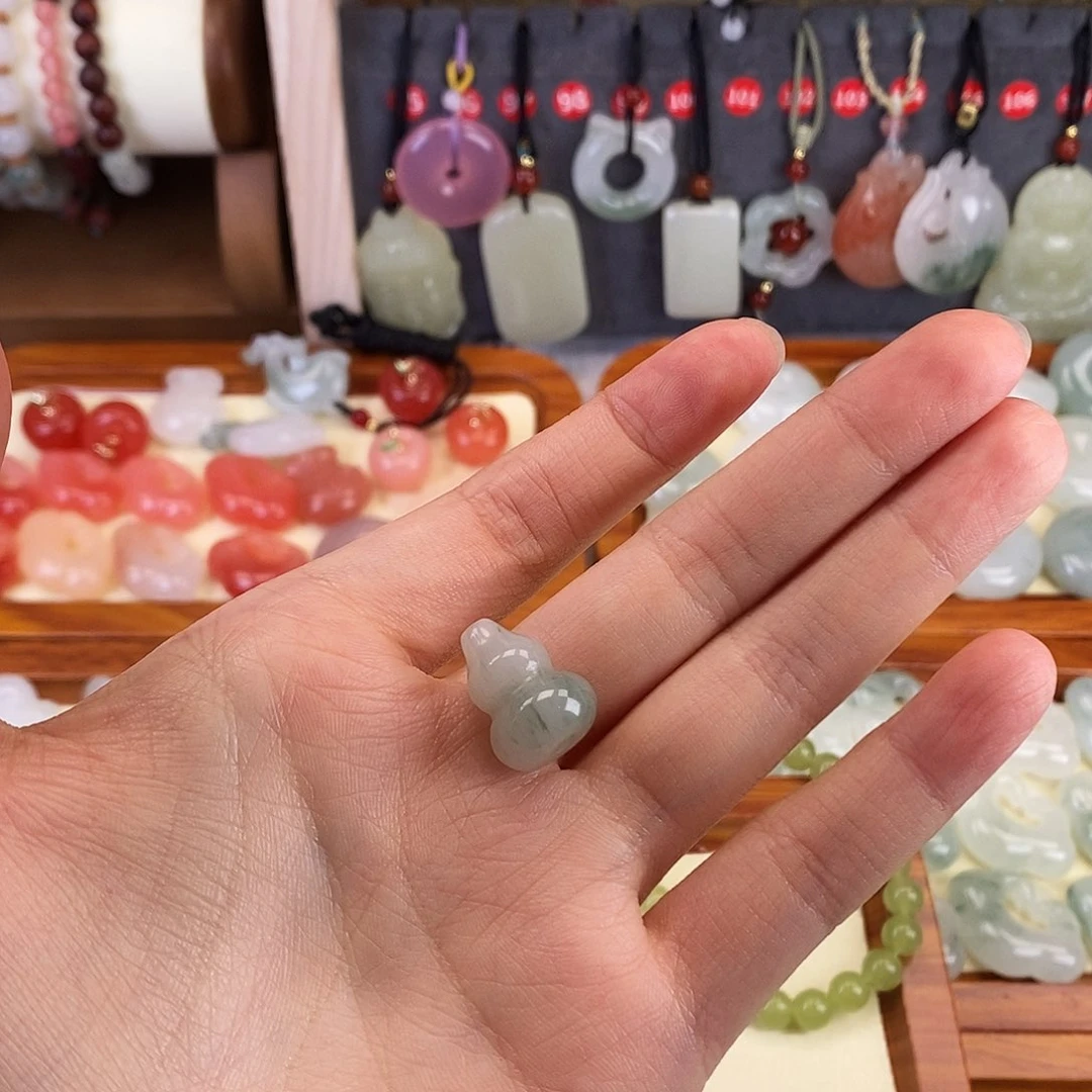 颈饰未镶嵌石英质玉向****?