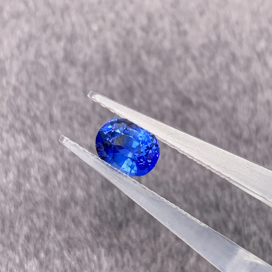 天然皇家蓝蓝宝石晶体全净1.46克拉 吉尔德证书VB评级