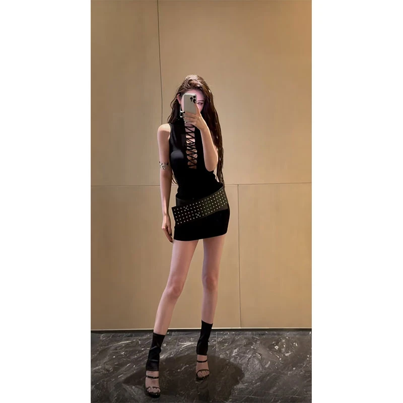 2025年夏季新款ins辣妹镂空心机紧身短裙露胸挂脖无袖针织连衣裙