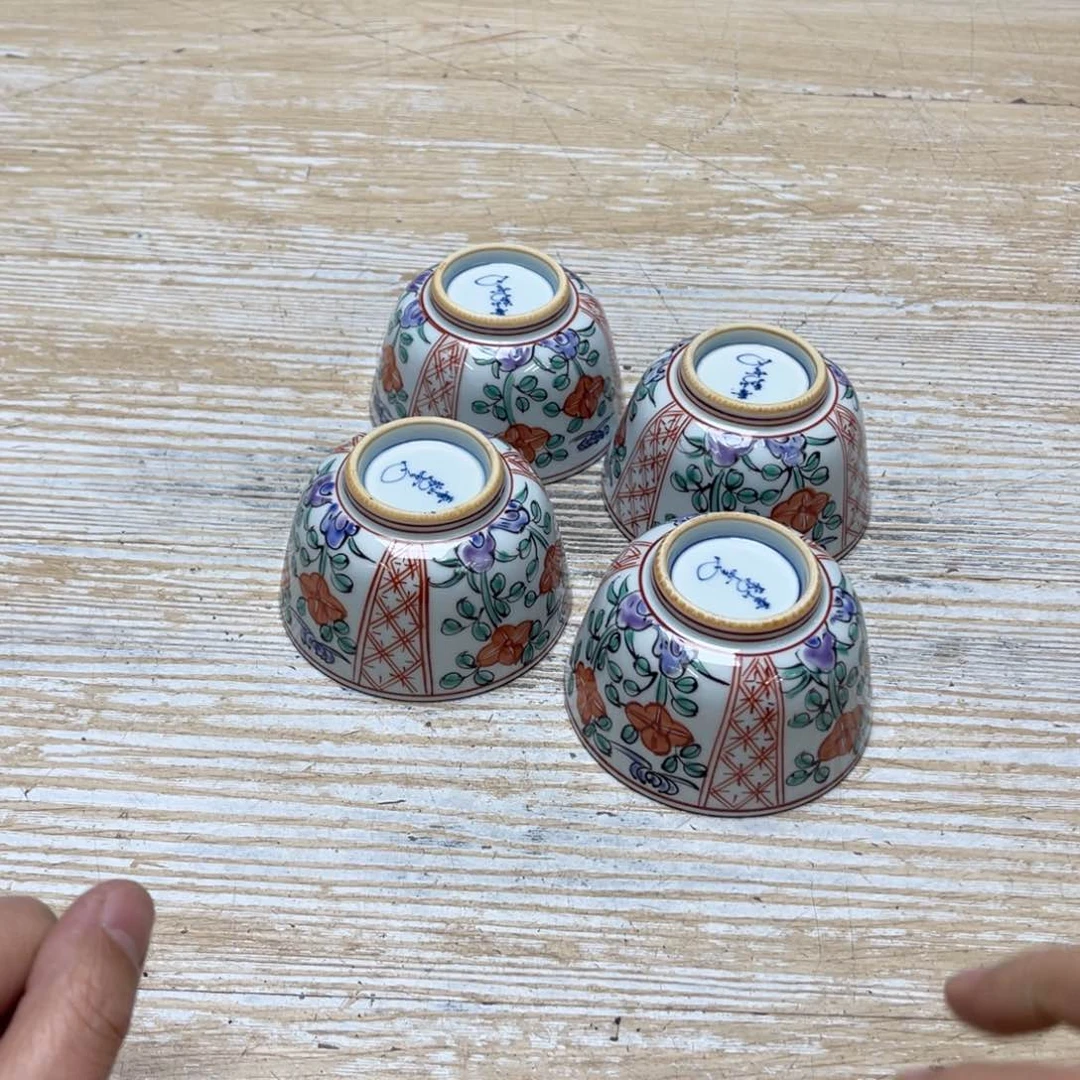 瓷片旧*堂密密麻麻地排列着一个