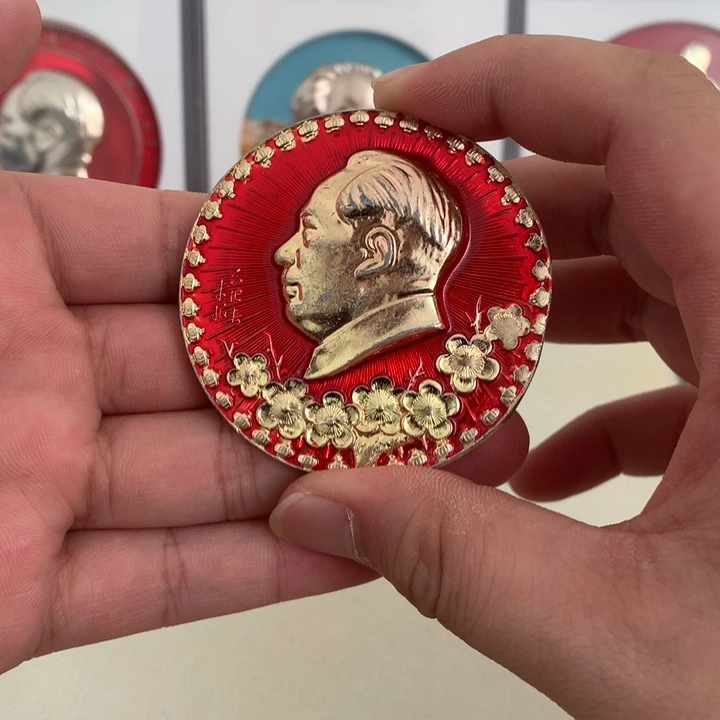 铝红章只把春来报灯笼边梅花。