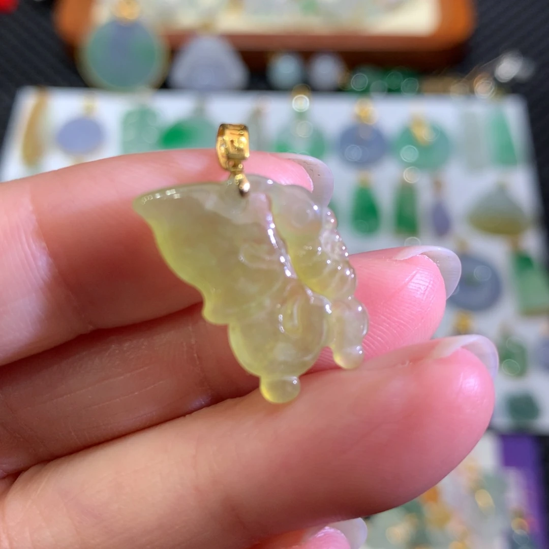 翡翠颈饰18K金镶嵌翡翠吊坠的未镶嵌