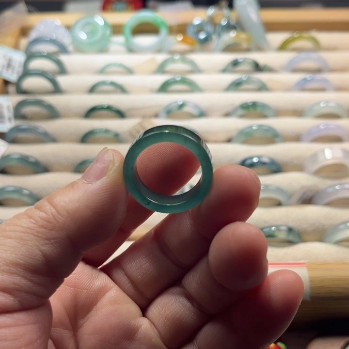 翡翠未镶嵌戒指蓝水