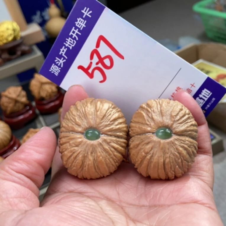 39埋银线镶嵌猴头元宝文玩核桃587号