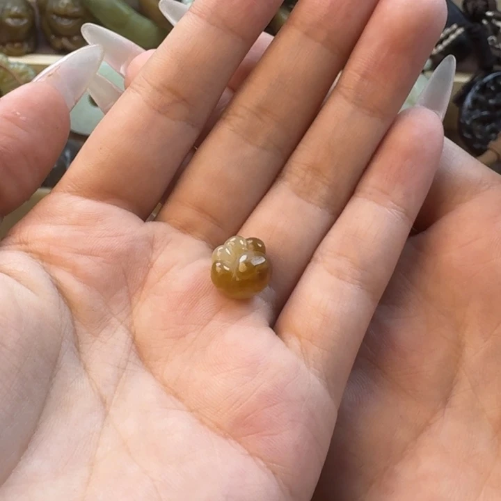 小***汁和田玉未镶嵌颈饰