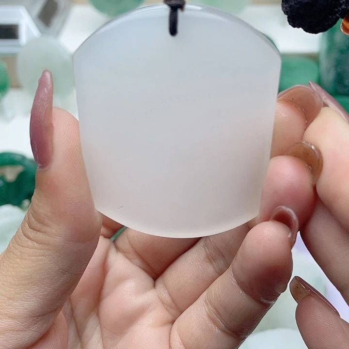 颈饰未镶嵌石英质玉