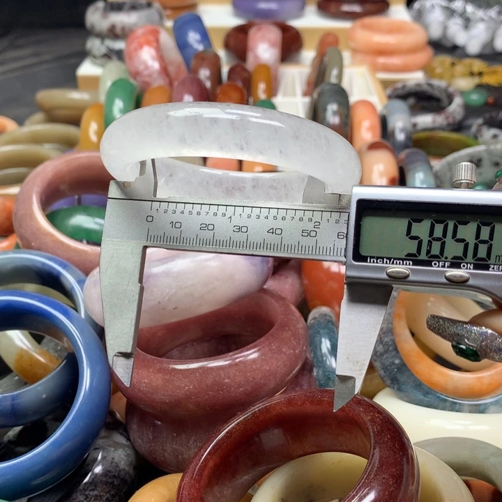 未镶嵌手镯石英质玉