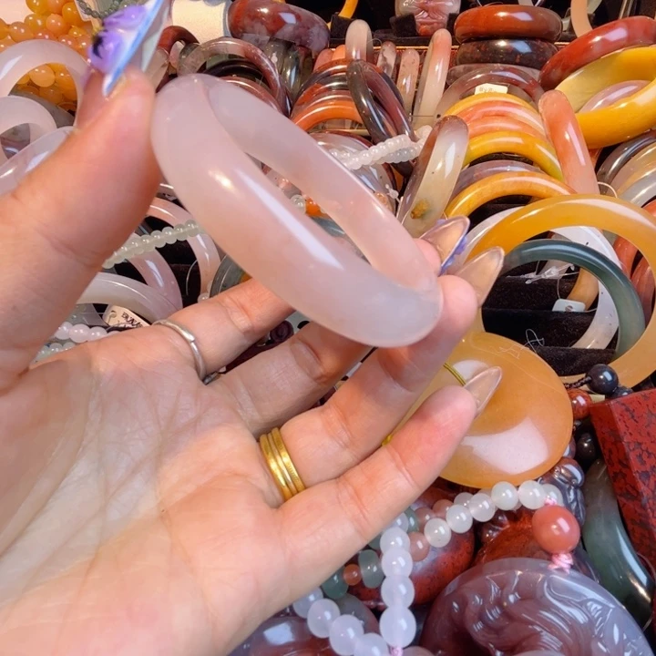 老***表石英质玉未镶嵌手镯