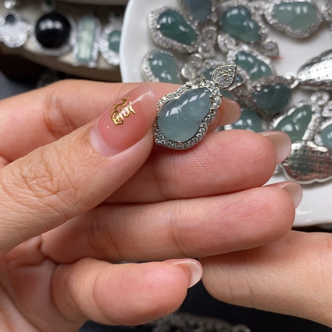 翡翠颈饰未镶嵌翡翠