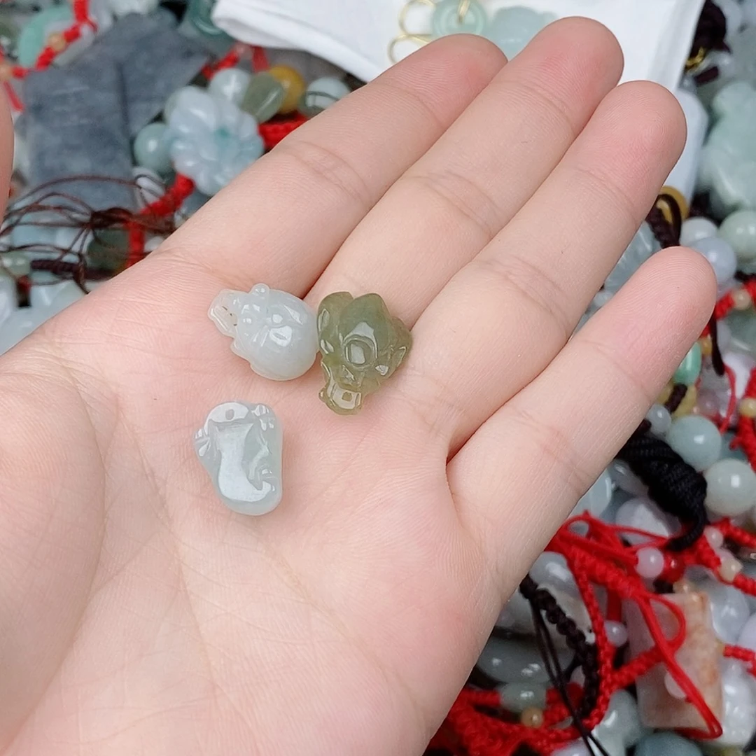 翡翠未镶嵌颈饰三件套