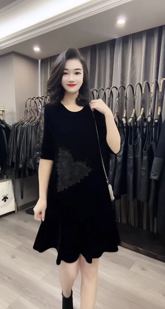 殴货新款时尚连衣裙2025春夏蕾丝美背圆领短袖宽松显瘦黑色鱼尾裙