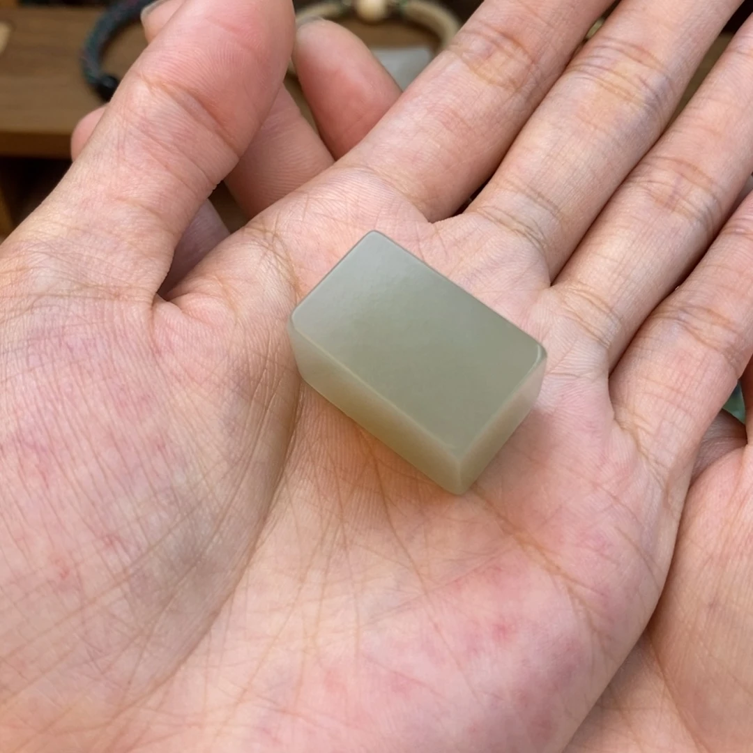 甄***亮和田玉未镶嵌颈饰