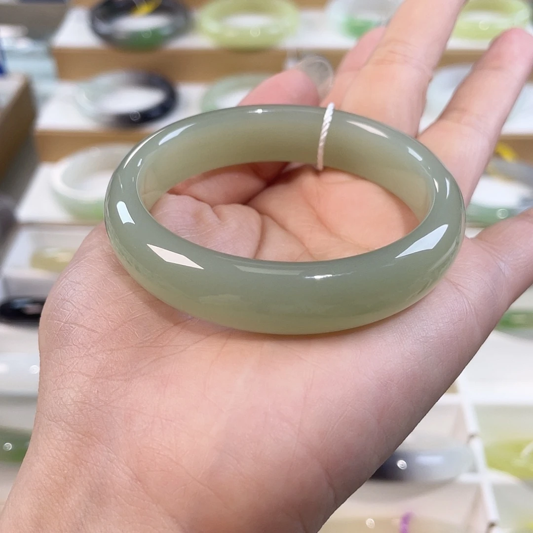 和田玉未镶嵌手镯无包容，油润有光感，性价比