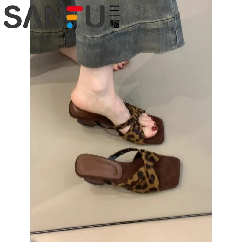 三福软底复古豹纹高跟一字带凉拖鞋女夏外穿露趾方头气质坡跟凉鞋