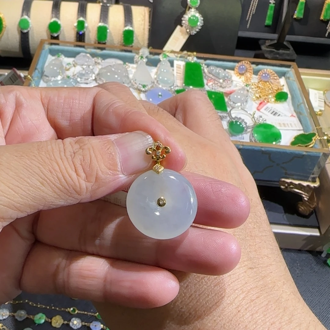 翡翠18K金镶嵌颈饰吊坠