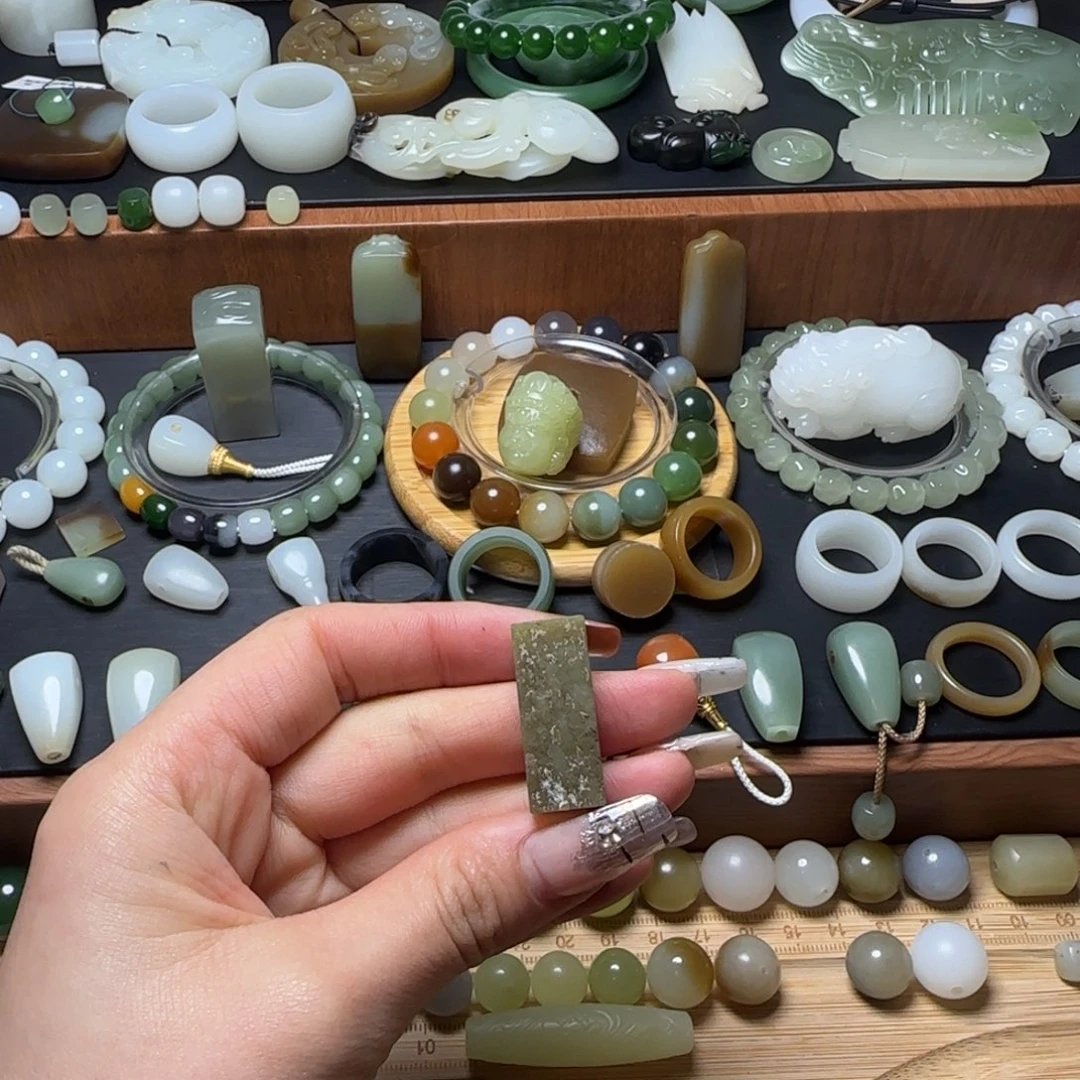 和田玉颈饰未镶嵌特色带皮