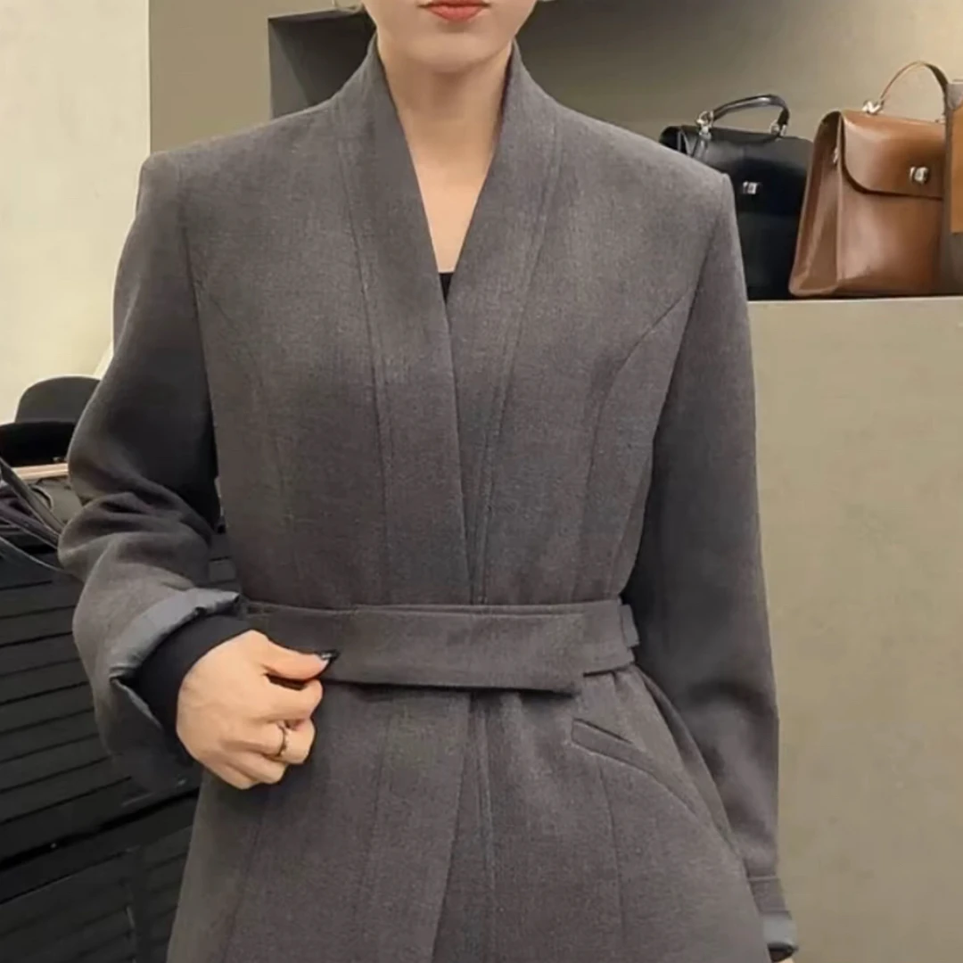 825极简高级舒适圈细V领厚西服外套330