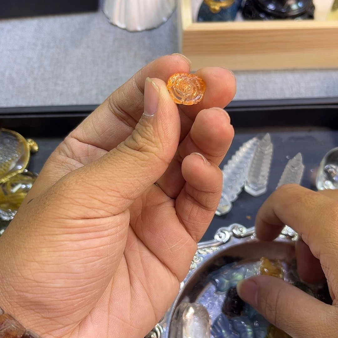 未镶嵌颈饰水晶金太阳