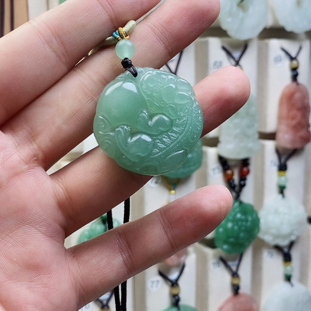 颈饰未镶嵌石英质玉海*