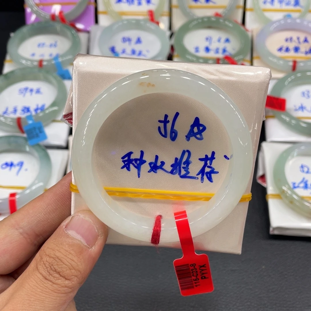 翡翠手镯未镶嵌缅甸翡翠