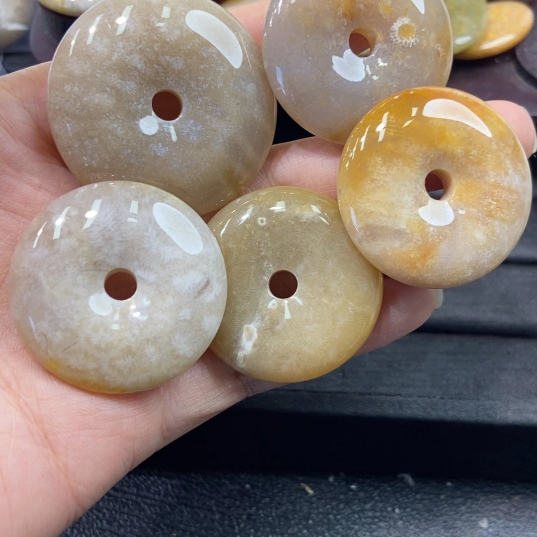 颈饰未镶嵌硅化珊瑚（珊瑚玉）一**光