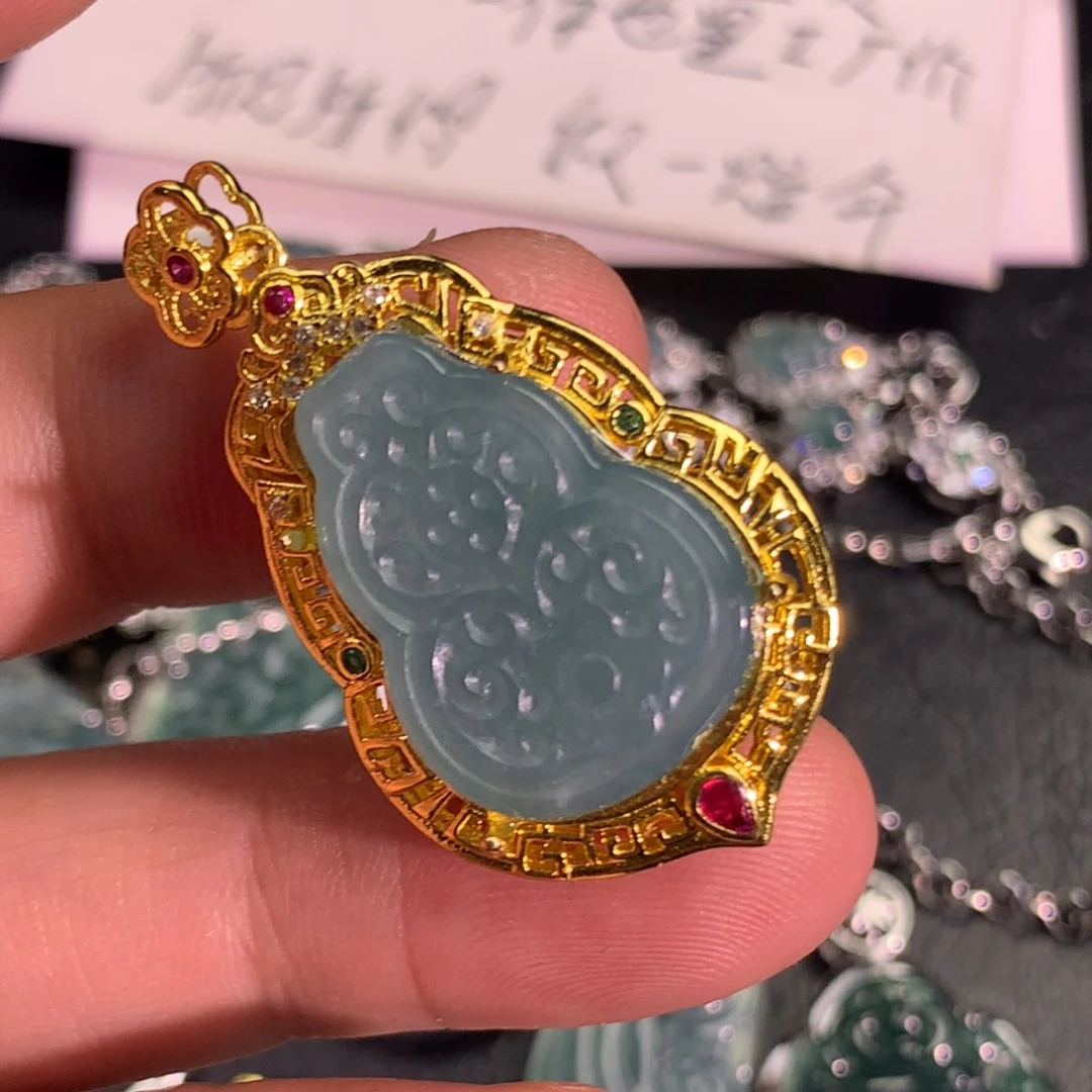 翡翠未镶嵌颈饰葫芦