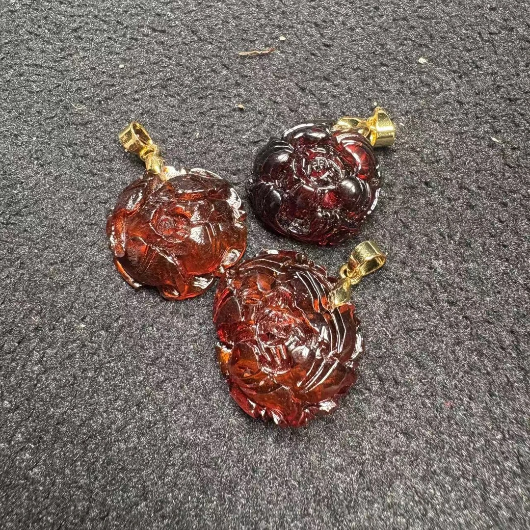 天然血泊牡丹花牌吊坠多样性发其一m418