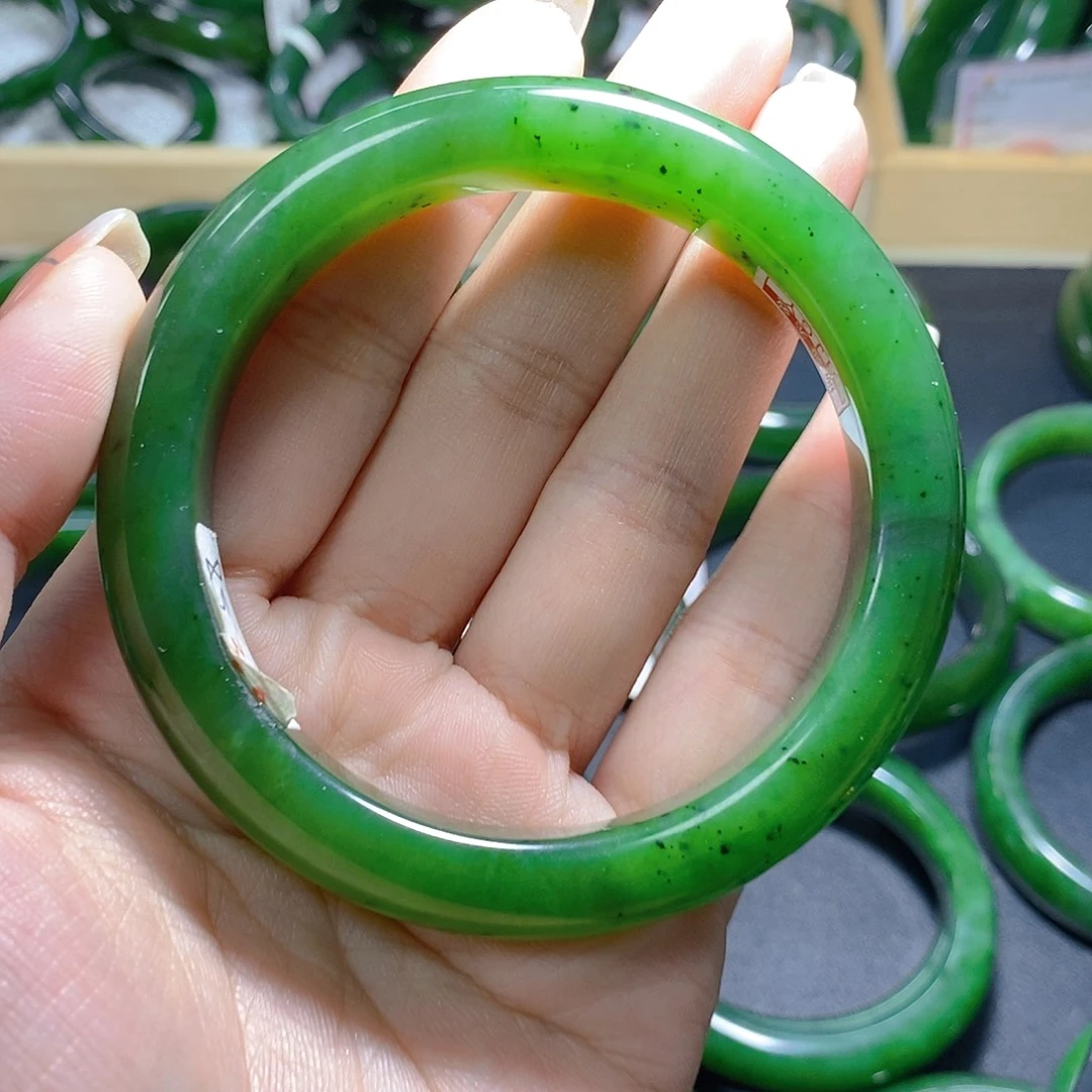 薇***姐和田玉（碧玉）未镶嵌手链