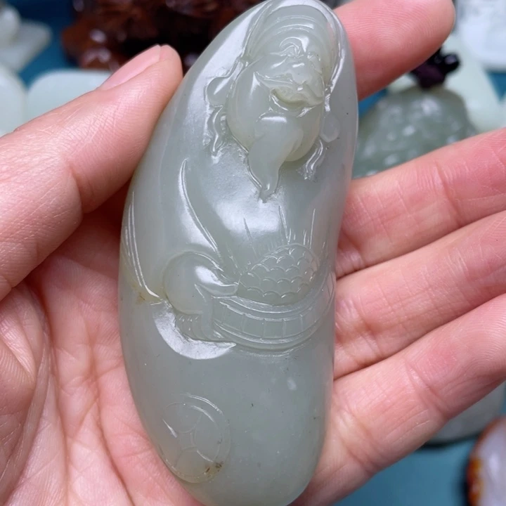 和田玉颈饰未镶嵌?