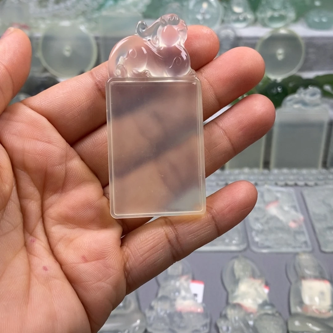 吉***授蛇纹石玉未镶嵌颈饰